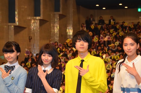 写真左から上原実矩、山本舞香、菅田将暉、竹富聖花。