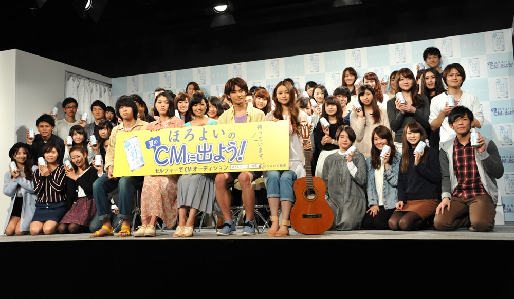 「ほろよい 新TV-CM発表会」の様子。
