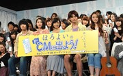 「ほろよい 新TV-CM発表会」の様子。