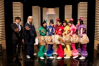 コント「歌う人生劇場」の収録に臨んだ（左から）バカリズム、東京03角田、チームしゃちほこ。