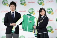 ジャージを受け取った橋本環奈（Rev.from DVL）。