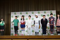 橋本環奈（Rev.from DVL）と7人の部活生。