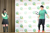 リフティングするサッカー部員を見守る橋本環奈（Rev.from DVL）。