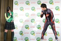 スキー部員よりスキーのレクチャーを受ける橋本環奈（Rev.from DVL）。