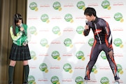 スキー部員よりスキーのレクチャーを受ける橋本環奈(Rev.from DVL)。