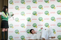 技を決める柔道部員を見守る橋本環奈（Rev.from DVL）。