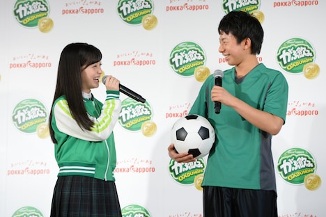 サッカー部員と談笑する橋本環奈(Rev.from DVL)。