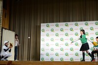 キャッチボールをする橋本環奈（Rev.from DVL）。