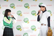 野球部員と談笑する橋本環奈(Rev.from DVL)。