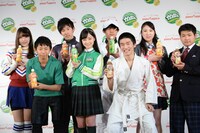 橋本環奈（Rev.from DVL）と7人の部活生。