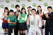 橋本環奈(Rev.from DVL)と7人の部活生。