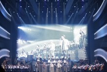 オーケストラをバックに「LOVE」を歌うSHINee。