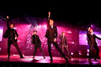 新曲「Your Number」を披露するSHINee。
