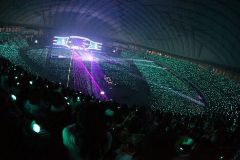 SHINeeのグループカラーであるパールアクアグリーンの光で埋め尽くされた東京ドーム。