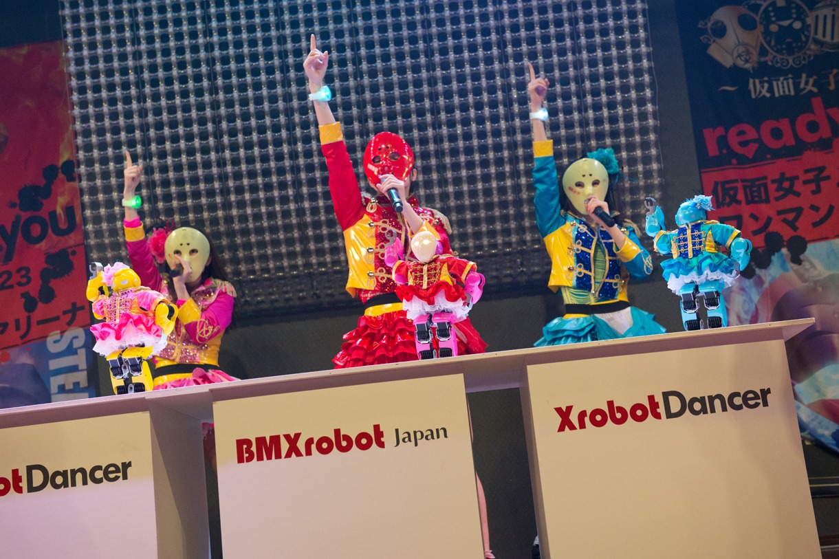 仮面女子と「XrobotDancer」によるパフォーマンス対決の様子。