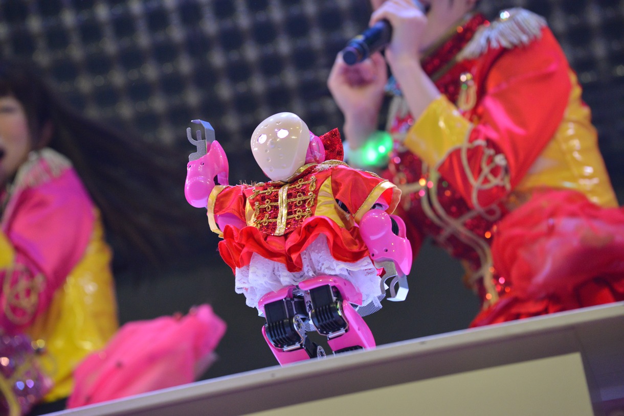 仮面女子の「元気種☆」を踊る「XrobotDancer」。