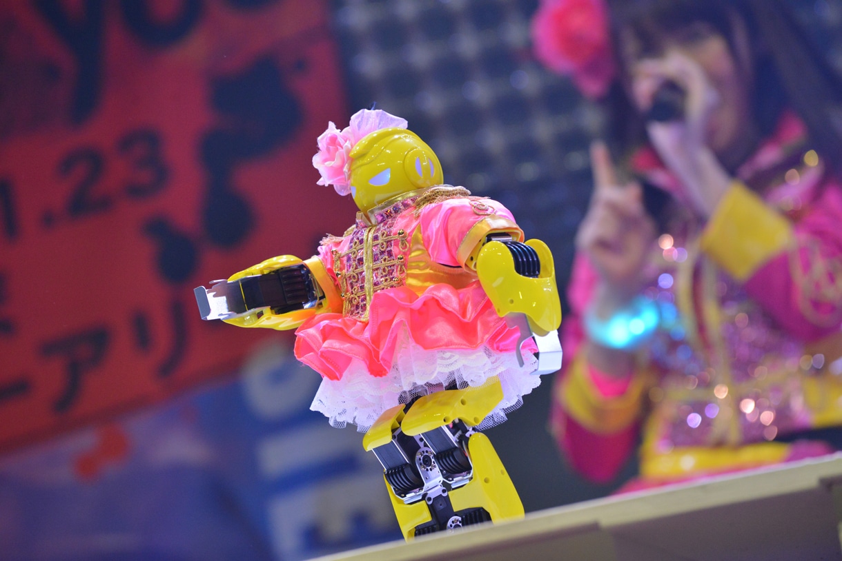 仮面女子の「元気種☆」を踊る「XrobotDancer」。