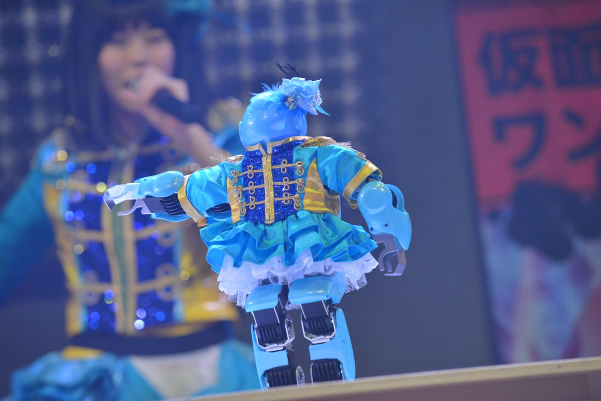 仮面女子の「元気種☆」を踊る「XrobotDancer」。