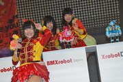 「XrobotDancer」のリボンがお揃いであることをアピールする立花あんな。