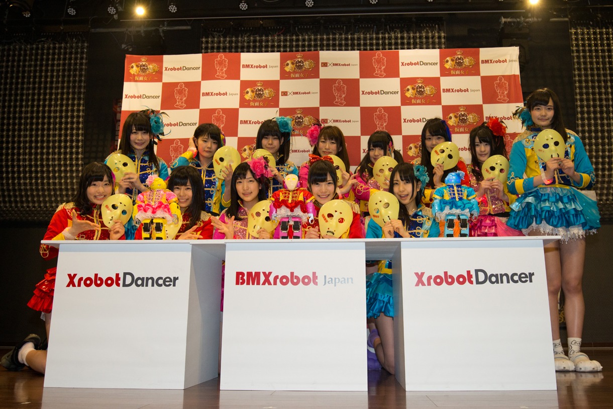 仮面女子と「XrobotDancer」によるフォトセッションの様子。