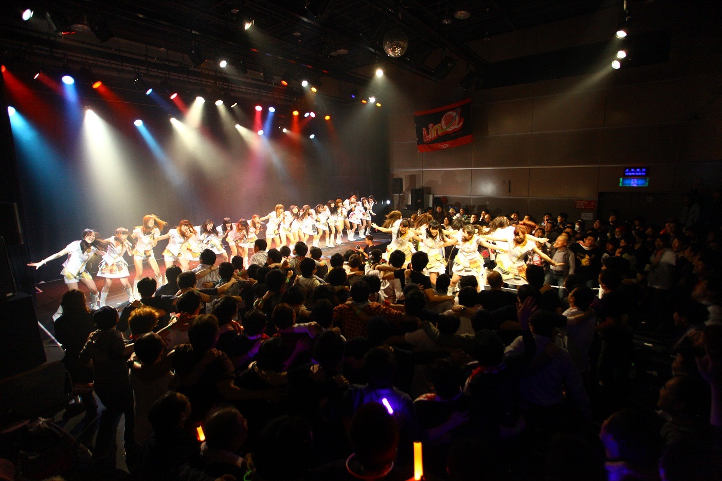 「LinQ LIVEHOUSE CIRQUIT 2015 ～LinQの『わ』拡大だ！大作戦!!～」ファイナル公演の様子。
