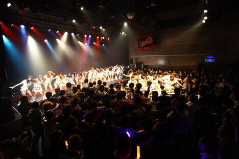 「LinQ LIVEHOUSE CIRQUIT 2015 ～LinQの『わ』拡大だ！大作戦!!～」ファイナル公演の様子。