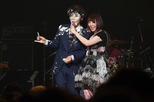 ユースケ・サンタマリアの顔面にケーキをぶつけた大森靖子。