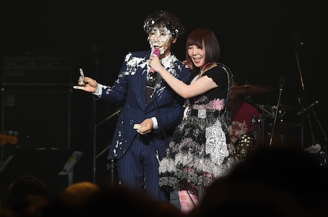 ユースケ・サンタマリアの顔面にケーキをぶつけた大森靖子。