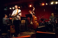 かみぬまゆうたろう単独公演「となりのへやではきみがないている」3月14日公演の様子。