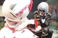 左からキティちゃん、＿＿（アンダーバー）。 (c)2015 SANRIO CO., LTD.