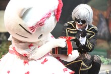 左からキティちゃん、＿＿（アンダーバー）。 (c)2015 SANRIO CO., LTD.