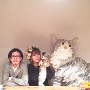 坂本美雨夫妻と愛猫サバ美。