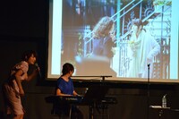 ニューヨークでの映画撮影の様子を身振り手振りで紹介する花澤香菜（左）。