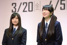 左から有安杏果、佐々木彩夏。