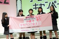 投げキッスする百田夏菜子。