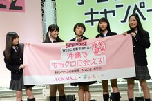 投げキッスする百田夏菜子。