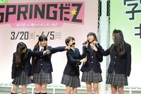 マイクを向けられる玉井詩織。