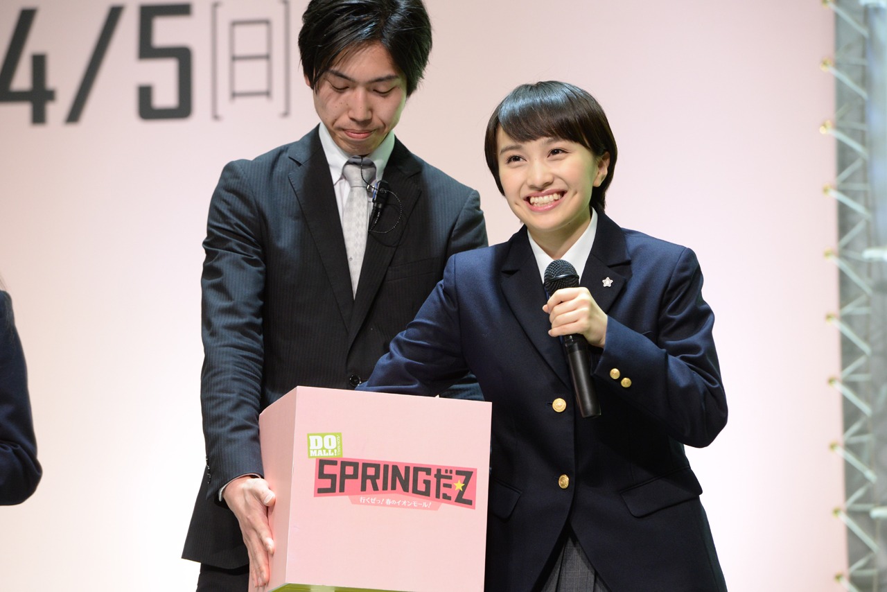 くじを引く百田夏菜子。