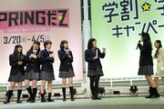 抽選で選ばれた女子高生に応援メッセージを送る高城れに。