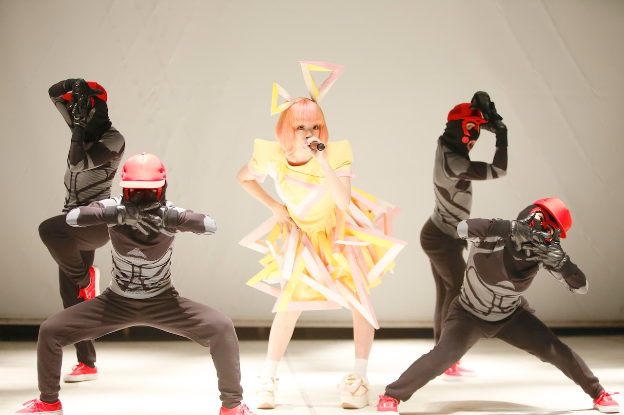 きゃりーぱみゅぱみゅ「もんだいガール」リリース記念ミニライブの様子。（Photo by Aki Ishii）