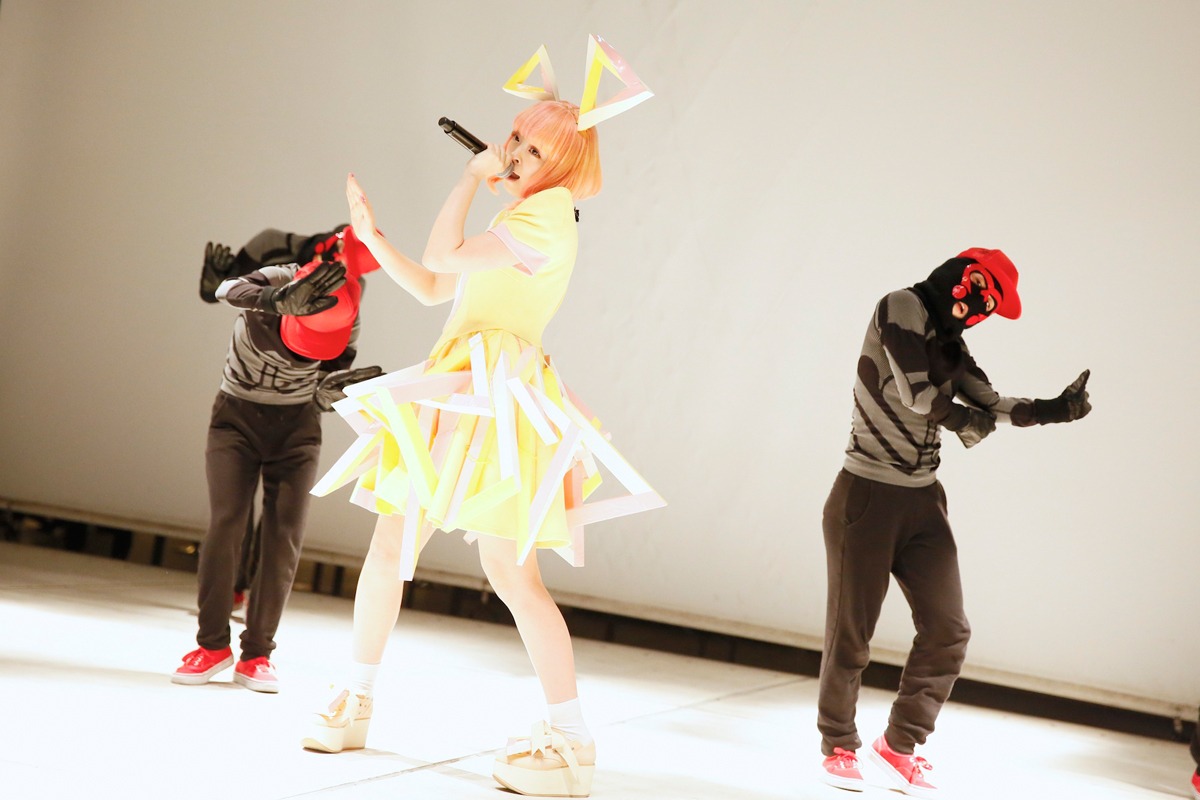 きゃりーぱみゅぱみゅ「もんだいガール」リリース記念ミニライブの様子。（Photo by Aki Ishii）
