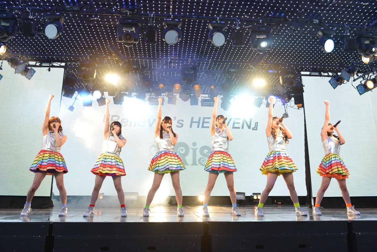 i☆Risによるライブの様子。