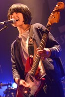 みっきー（あいまいネイビー / G, Vo）（撮影：古渓一道）