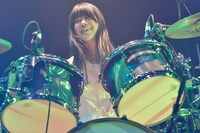 ちはる（あいまいネイビー / Dr）（撮影：古渓一道）