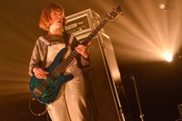 かなこ（あいまいネイビー / B, Vo）（撮影：古渓一道）