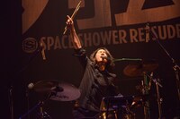 Bob（HAPPY / Dr, Vo（撮影：古渓一道）