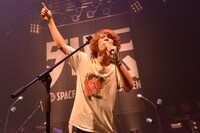 Alec（HAPPY / Vo, G）（撮影：古渓一道）