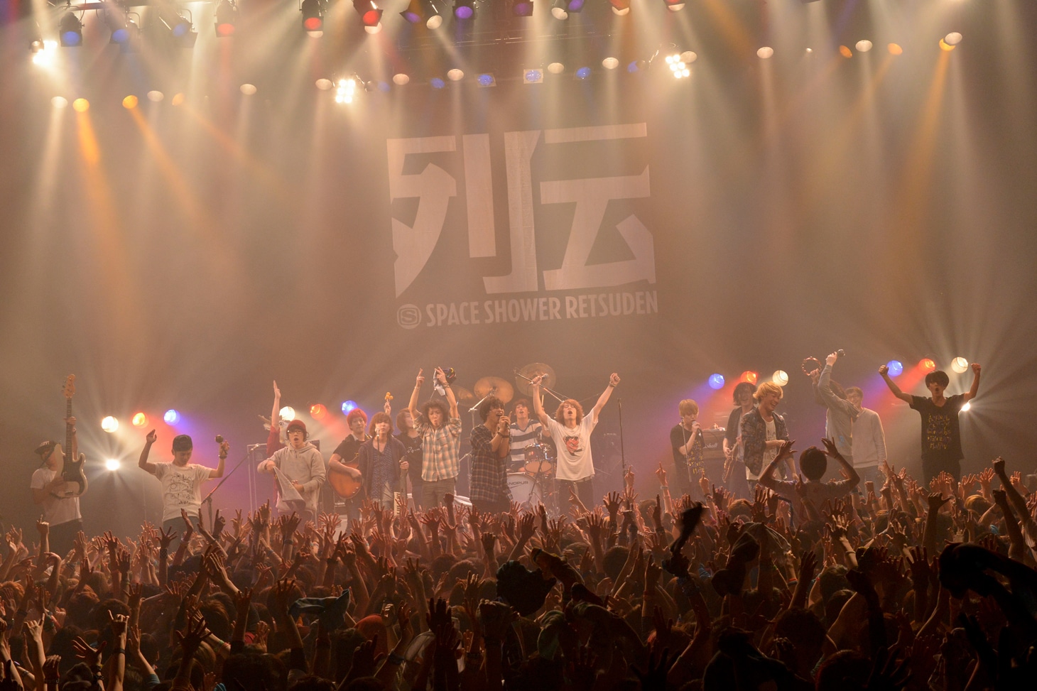 「スペースシャワー列伝 JAPAN TOUR 2015 supported by uP!!!」東京・赤坂BLITZ公演のアンコールの様子。（撮影：古渓一道）