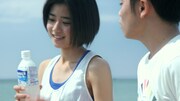 「カルピスウォーター」新テレビCM「海の近くで 初夏」編の1シーン。