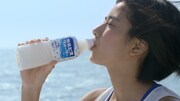 「カルピスウォーター」新テレビCM「海の近くで 初夏」編の1シーン。